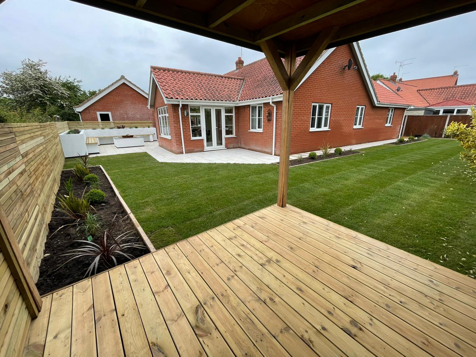 small garden makeover, garden seating area, outdoor rug, small<br />
patio garden design, new garden, garden dining area, landscaped garden